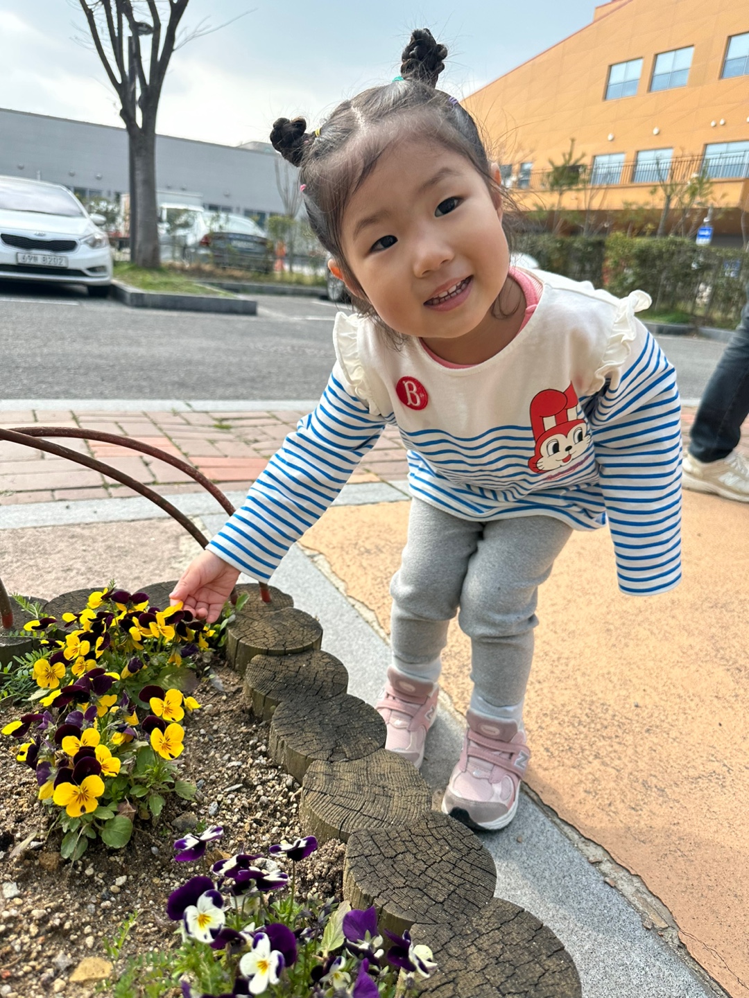 입구에서는 화사한 꽃이 맞이해주네요